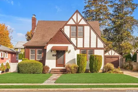 29 New St, Lynbrook, NY 11563
