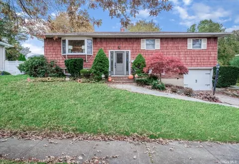 32 Frostfield Pl, Melville, NY 11747