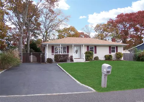 79 E Tipton Dr, Shirley, NY 11967