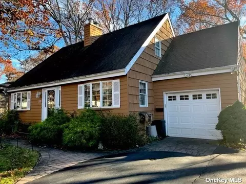 22 Washburn St, Lake Grove, NY 11755