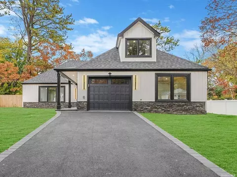100 Serpentine Ln, Islandia, NY 11749