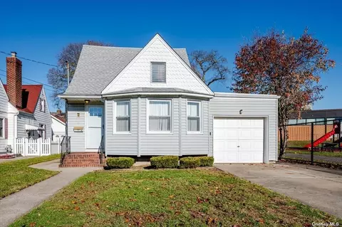 33 Dorothy Ct, Merrick, NY 11566