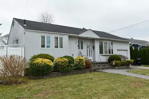 88 Waukena Ave, Oceanside, NY 11572