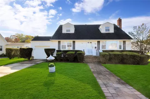 4024 Chestnut St, Seaford, NY 11783
