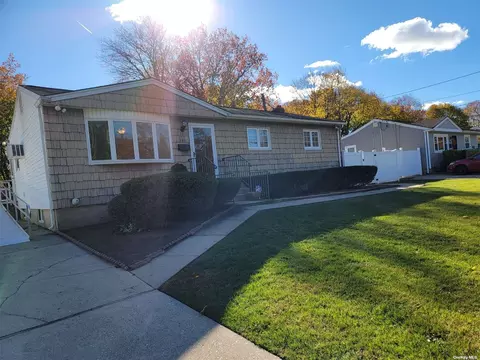 246 Spur Dr S, Bay Shore, NY 11706