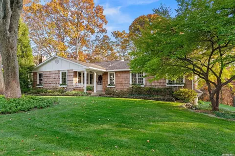 39 Twixt Hills Rd, Saint James, NY 11780