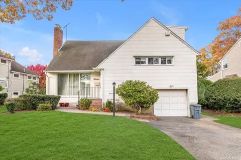 12 Willow Ave, Merrick, NY 11566
