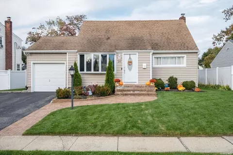 39 Copeland Pl, Farmingdale, NY 11735