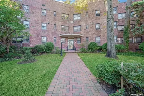 50 Brompton Rd #3I, Great Neck, NY 11021