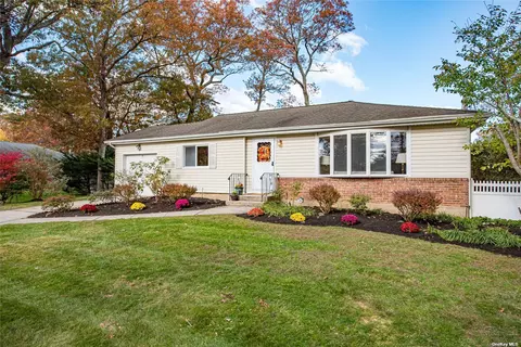 20 Abby Dr, East Northport, NY 11731