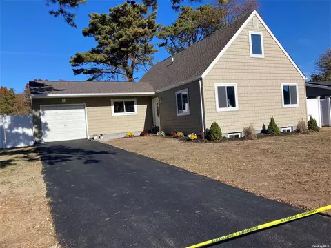 15 Julie Cres, Central Islip, NY 11722