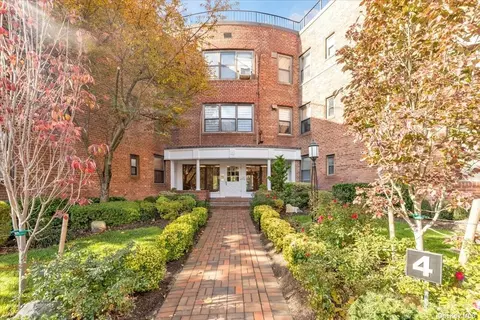 4 Townhouse Pl #2G, Great Neck, NY 11021