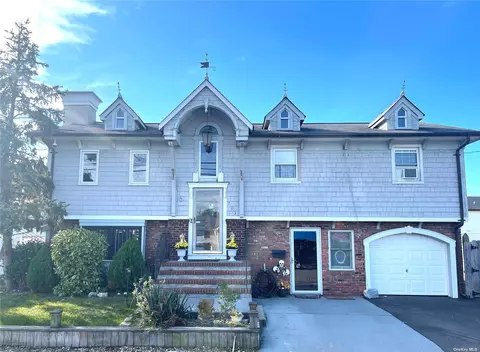 703 S 8th St, Lindenhurst, NY 11757