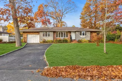 43 Coe Pl, South Huntington, NY 11746