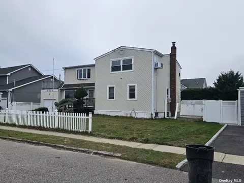 542 S Chicot Ave, West Islip, NY 11795