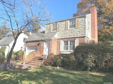 134 Greenway E, New Hyde Park, NY 11040