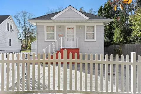 329 2nd St, Greenport, NY 11944