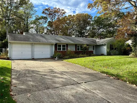 4 Sherry Ln, Selden, NY 11784