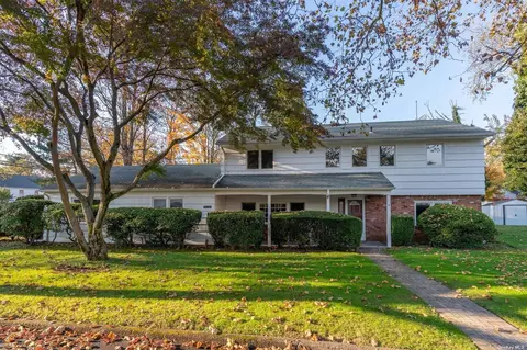 2 Strawberry Ln, Huntington, NY 11743