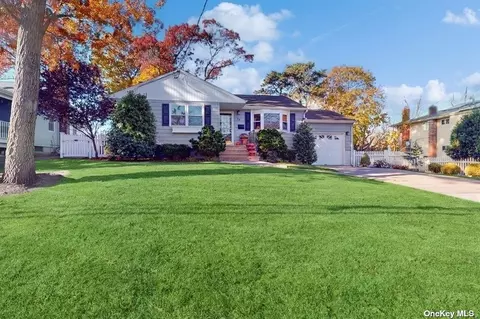 74 Livingston Ave, Babylon, NY 11702