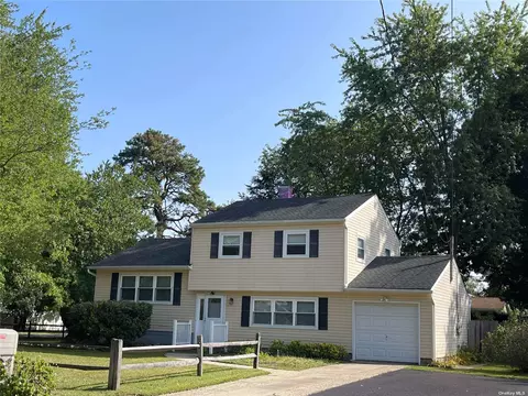 16 Windwood Rd, Bohemia, NY 11716
