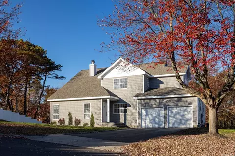 15 Lyons Ln, Coram, NY 11727