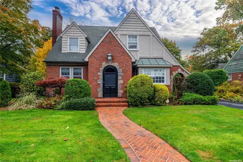18 Riveria Ct, Malverne, NY 11565