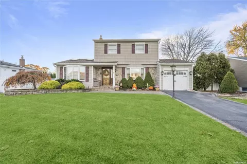 18 Clifford Blvd, Hauppauge, NY 11788