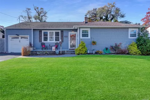 1060 Gardiner Dr, Bay Shore, NY 11706