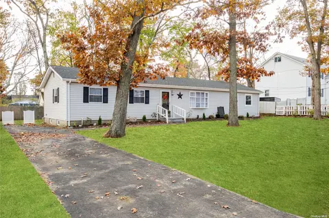 54 Park Ln, Medford, NY 11763