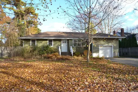 21 Huck Finn Ln, Shoreham, NY 11786