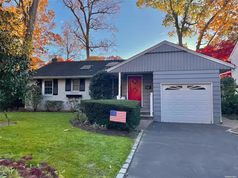 1572 Middle Neck Rd, Port Washington, NY 11050