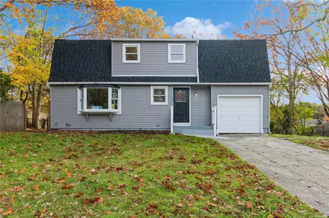 20 Albright Rd, Coram, NY 11727