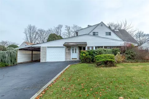 7 Topper Ln, Levittown, NY 11756
