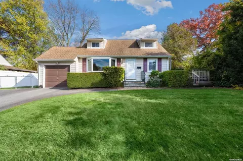 8 Win Haven Ln, Commack, NY 11725