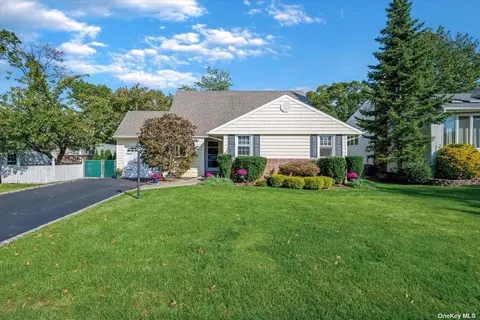 41 Laurel St, Garden City, NY 11530