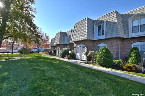 175 Main Ave #105, Wheatley Heights, NY 11798