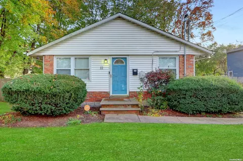 12 Hemlock St, Wyandanch, NY 11798