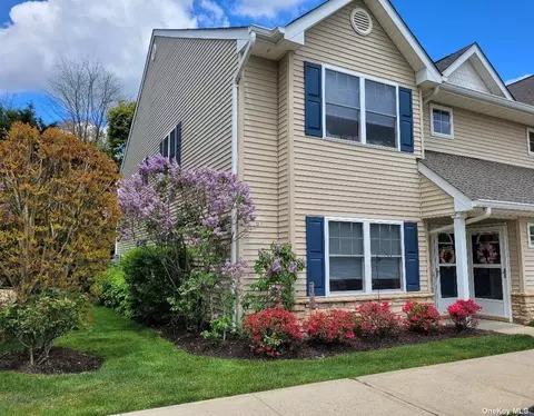 160 Morley Cir #UPPER, Melville, NY 11747