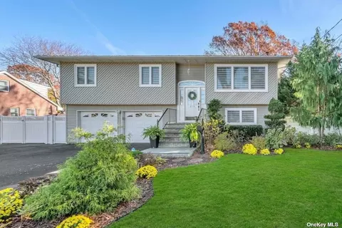 819 Sandra Ave, West Islip, NY 11795