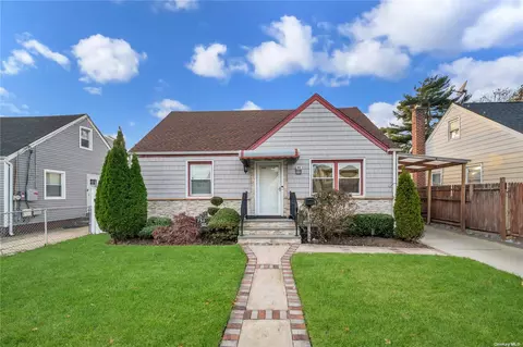 758 Union Dr, Uniondale, NY 11553