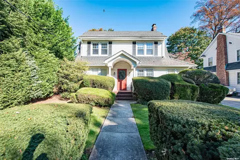 41 Hampton Ct, Rockville Centre, NY 11570