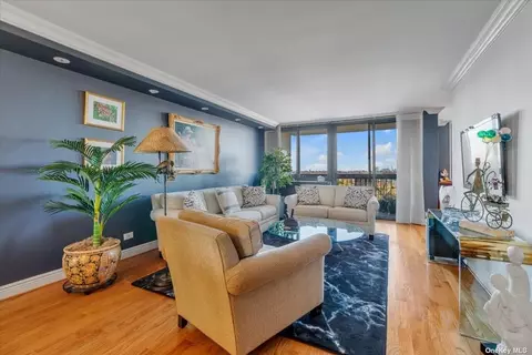 1 Bay Club Dr #20A, Bayside, NY 11360