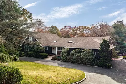 33 Bramble Ln, Melville, NY 11747