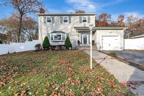 41 Golden Gate Dr, Shirley, NY 11967