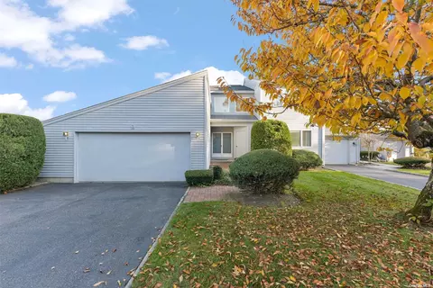 9 Harbour Dr #9, Blue Point, NY 11715