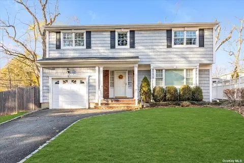 6 James Ct, Syosset, NY 11791