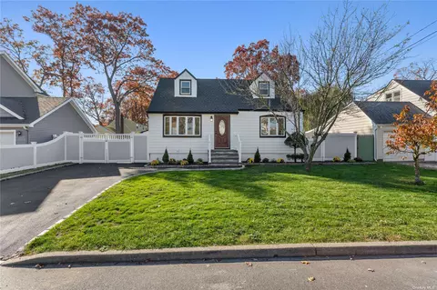 409 N Hamilton Ave, Lindenhurst, NY 11757