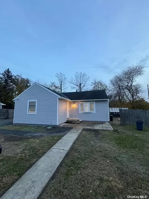22 E Poplar St, Central Islip, NY 11722
