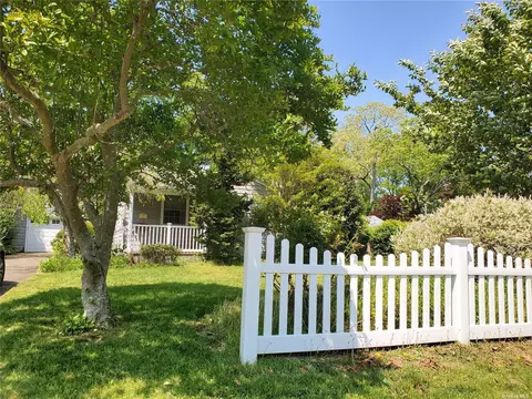 14 Country Club Rd, Bellport, NY 11713
